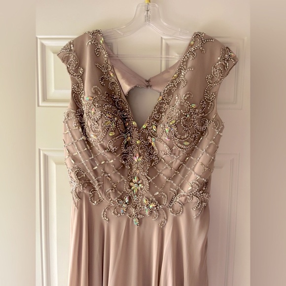 Stunning beaded top gown - Picture 2 of 5